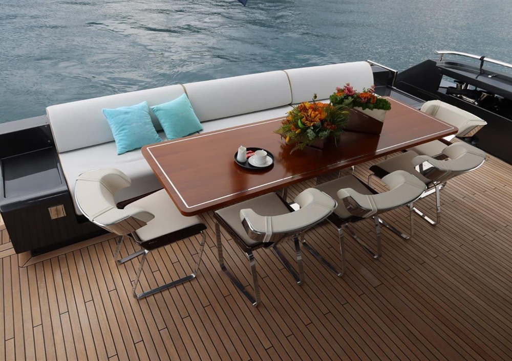 Riva 100 Corsaro-dining-area